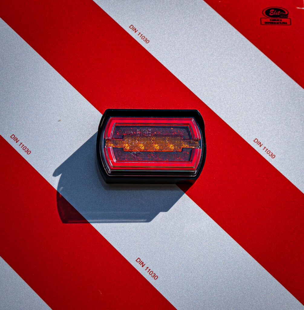 ZPR 3020 (8.2.2) Conjunto de luces LED 12/24 V con panel para cargas sobredimensionadas, con toma y conector Superseal