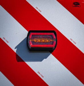 ZPR 3020 (8.2.2) Conjunto de luces LED 12/24 V con panel para cargas sobredimensionadas, con toma y conector Superseal