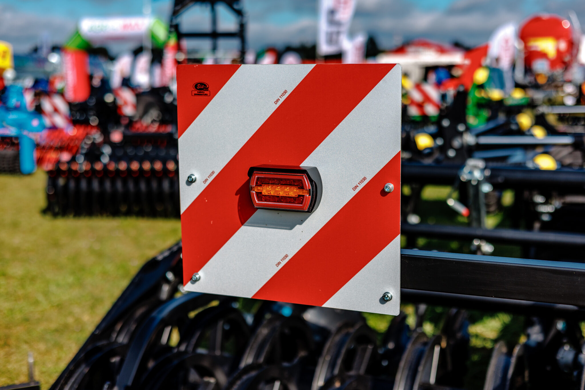 ZPR 3020 (8.2.2) Conjunto de luces LED 12/24 V con panel para cargas sobredimensionadas, con toma y conector Superseal