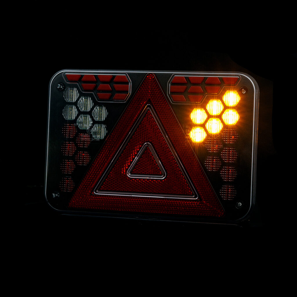Tylna lampa zespolona HORUS LZD 3224 (prawa) 6-funkcyjna (bez podświetlenia tablicy)